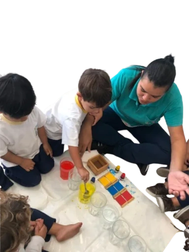 Kinderen die onder begeleiding een activiteit uitvoeren